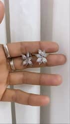 זוג עגילי פרח צמוד