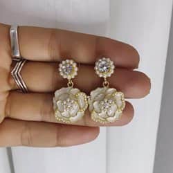 עגיל פרח קריסטל שמנת